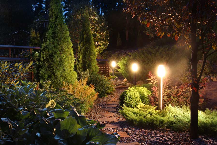 Gartenlichter am Weg (de.depositphotos.com)