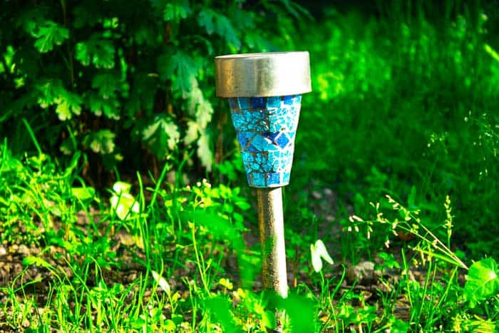 Solarbetriebene Gartenfackel (de.depositphotos.com)
