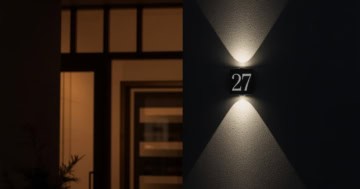 Beleuchtete Hausnummer an einem modernen Hauseingang mit solarbetriebener LED-Leuchte